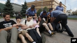 Полиция задерживает участников протеста в поддержку Таисии Осиповой. Архивное фото.