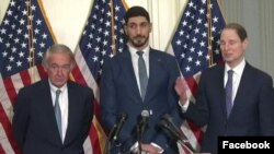 Massachusetts Senatörü Edward J. Markey ve Oregon Senatörü Ron Wyden, Enes Kanter'le birlikte basın toplantısı düzenledi