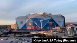 На этом стадионе Mercedes-Benz Stadium в городе Атланта, штат Джорджия, пройдет матч 2019 года за звание чемпиона НФЛ