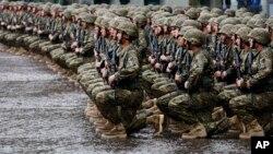 Военнослужащие армии Грузии слушают национальный гимн страны в День независимости. Тбилиси. Грузия. 26 мая 2013 г.