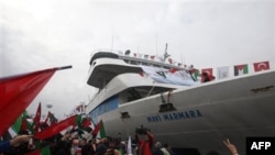 Тысячи людей встречали судно Mavi Marmara в порту Стамбула 26 декабря 2010 года