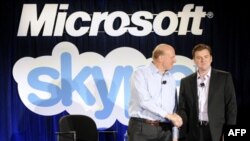 Исполнительный директор Microsoft Стив Балмер и Исполнительный директор Skype Тони Бейтс