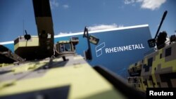 Логотип RheinMetall на оборонной выставке Eurosatory International Defense and Security в Вильпинте, Франция, 13 июня 2022 года 