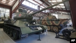 Советский танк T-34 на выставке военной техники в городе Portola Valley в штате Калифорния в США. 6 ноября 2013 г.