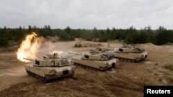 Американские танки M1 Abrams ведут огонь во время учений НАТО в Латвии. 11 июня 2016 г. REUTERS/Ints Kalnins.