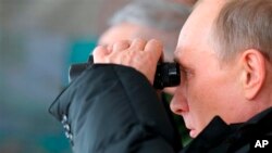 Владимир Путин наблюдает за ходом военных учений на Черном море. Анапа. Россия, 29 марта 2013г.