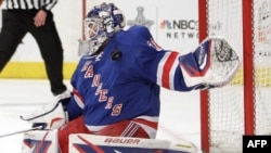 Вратарь New York Rangers Хенрик Лундквист