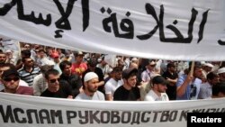 Сторонники «Хизб-ут-Тахрир» на митинге в 89-ю годовщину падения Исламского Халифата в Турции (отказа Турции от принципов исламского государства в пользу светской республики). Симферополь, Крым. Украина. 6 июня 2013 г.