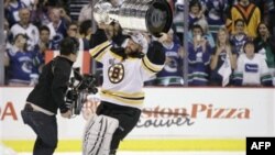 Тим Томас, вратарь Boston Bruins