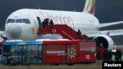 Самолет Ethiopian Airlines, который был вынужден приземлиться в международном аэропорту Женевы 17 февраля 2014г.